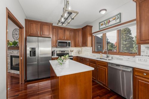 10840 57th Ave N, Plymouth, MN, 55442-1666 | Card Image