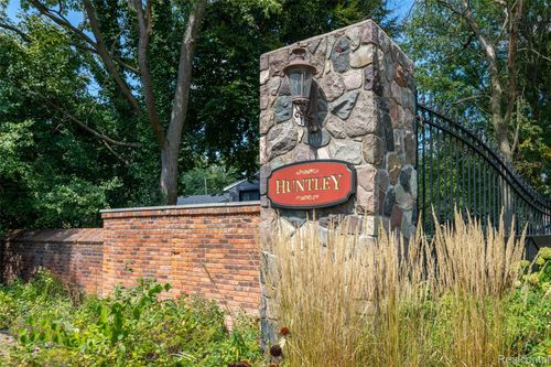 31018 Pickwick Ln, Beverly Hills, MI, 48025-5239 | Card Image