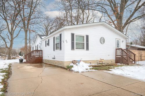 11 Crane Lake Dr, Linden, MI, 48451-9427 | Card Image