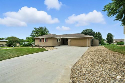 201 Deborah Ln, Wamego, KS, 66547-1929 | Card Image