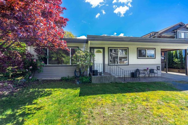 21444 121 Avenue, House other with 5 bedrooms, 2 bathrooms and 4 parking in Maple Ridge BC | Image 2