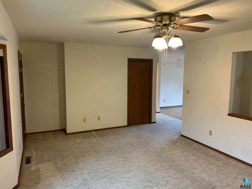 811 James Pl Place, Yankton, SD, 57078 | Card Image