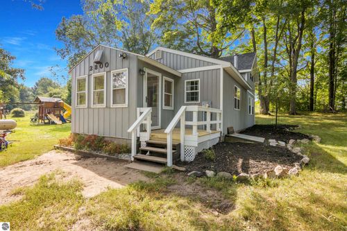 2800 N 25 Rd, Mesick, MI, 49668-9526 | Card Image