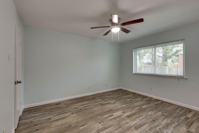 411 S Dooley St, Condo with 10 bedrooms, 5 bathrooms and 8 parking in Grapevine TX | Image 15