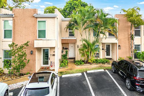 682 Kensington Pl, Wilton Manors, FL, 33305-3913 | Card Image
