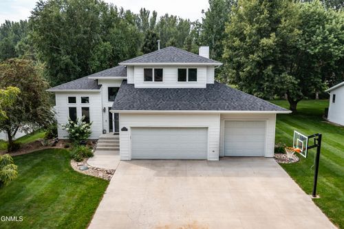 521 Munich Dr, Bismarck, ND, 58504-7038 | Card Image