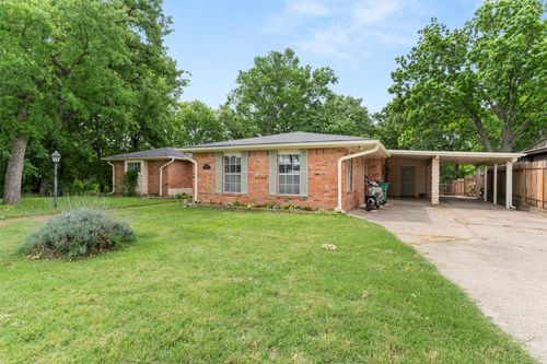 1010 Nina St, Bowie, TX, 76230-3204 | Card Image
