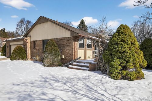 31819 Clarita St, Livonia, MI, 48152-3389 | Card Image