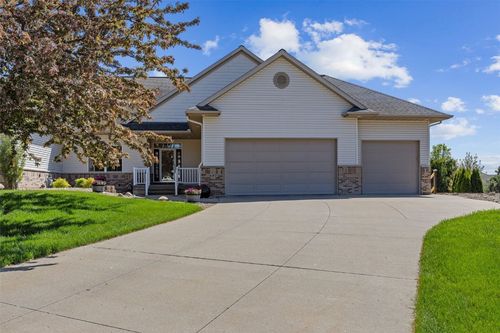607 Hillview Dr, Fairfax, IA, 52228-9611 | Card Image