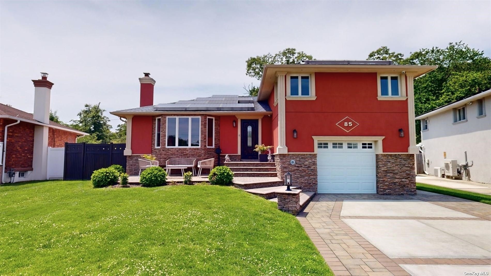 Gate Ln, Levittown, NY 11756