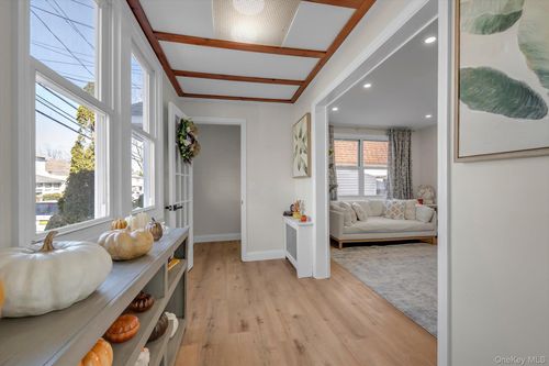 31 Walters Ave, Syosset, NY, 11791-3701 | Card Image