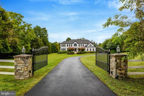 401 Walker Rd, Great Falls, VA, 22066-3618 | Card Image
