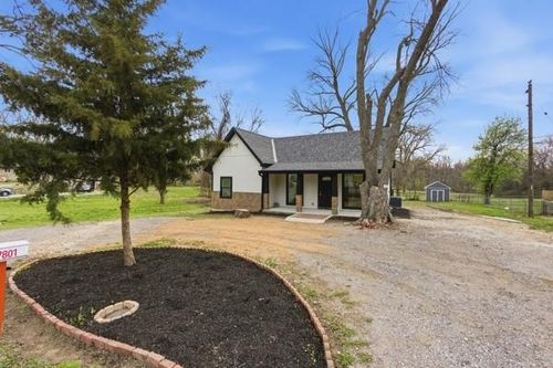 7801 Stover Ln, Kansas City, KS, 66109-1137 | Card Image