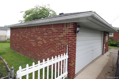19396 Wilfred St, Roseville, MI, 48066-2606 | Card Image