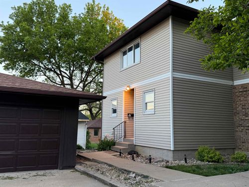 2122 Bicentennial Dr, Cedar Falls, IA, 50613-5879 | Card Image
