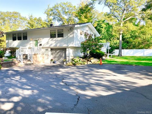 2 Redleaf Ln, Commack, NY, 11725-5509 | Card Image