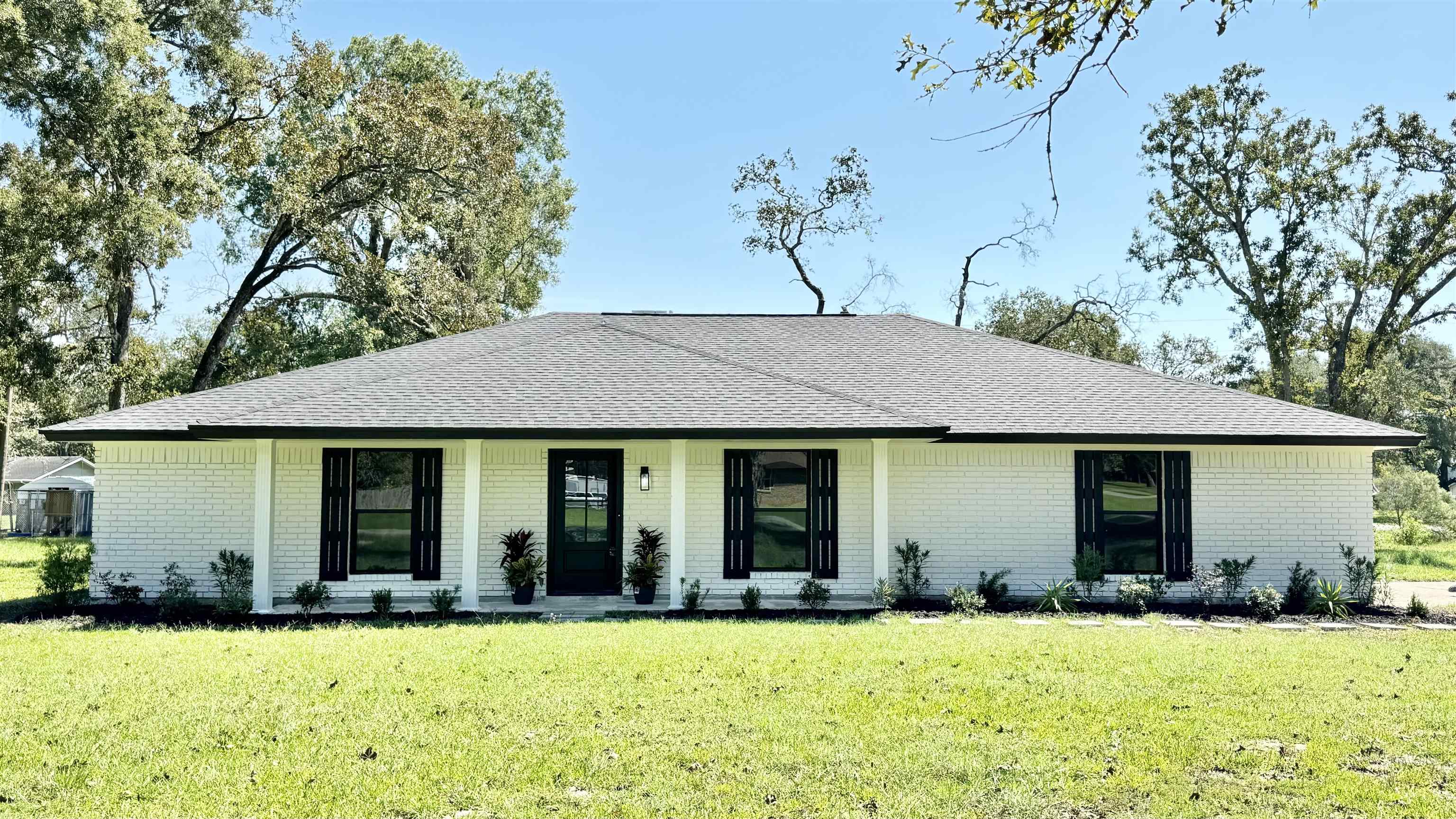 Leaning Oaks Dr, Beaumont, TX 77713