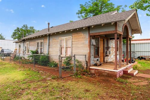 211 N Market St, Cordell, OK, 73632-4227 | Card Image