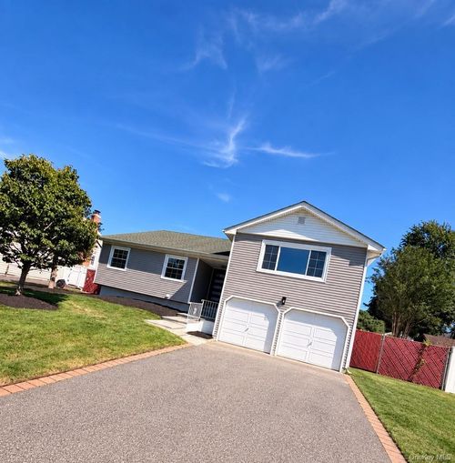 9 Honeysuckle, Smithtown, NY, 11754 | Card Image