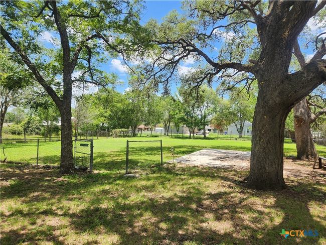 325 Montgomery St, House other with 3 bedrooms, 1 bathrooms and null parking in Yoakum TX | Image 18