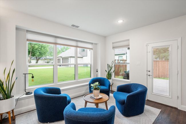 Eat-in kitchen can be utilized as an additional seating area or second dining space. | Image 18