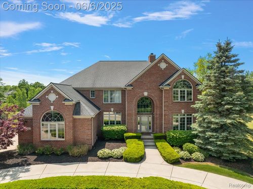 5847 Majestic Oaks Dr, Commerce Twp, MI, 48382-1191 | Card Image