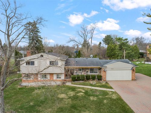 2616 Douglas Dr, Bloomfield Hills, MI, 48304-1735 | Card Image