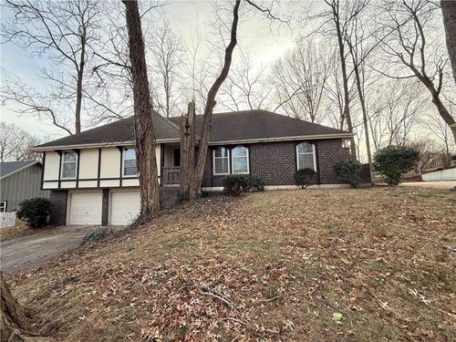 7026 Lakeshore Dr, Raytown, MO, 64133-6157 | Card Image