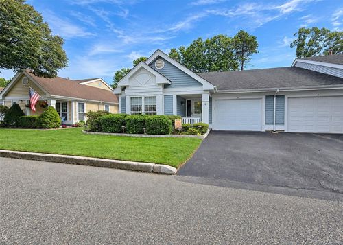 4 Orient Ct, Ridge, NY, 11961-1632 | Card Image