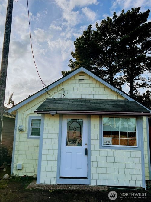 1306 Ocean Beach Blvd S, Long Beach, WA, 98631-3877 | Card Image