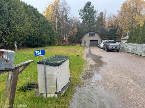 724 Drive-In Rd, Sturgeon Falls, ON, P2B2R6 | Card Image