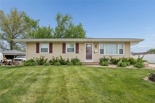 1840 Daleview Dr, Marion, IA, 52302-5141 | Card Image