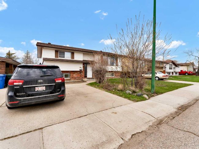67 Ewart Crescent Se, Home with 3 bedrooms, 1 bathrooms and 2 parking in Medicine Hat AB | Image 1