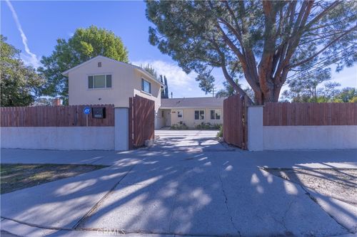 18816 Superior St, Northridge, CA, 91324-1954 | Card Image