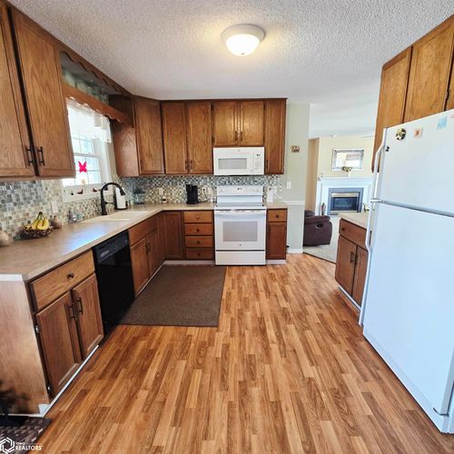 815 11th Ave W, Oskaloosa, IA, 52577-3626 | Card Image