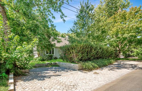 8 Lawrence Ave, Hampton Bays, NY, 11946-1522 | Card Image