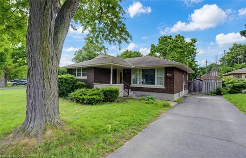 244 Royal St, Waterloo, ON, N2J2J2 | Card Image