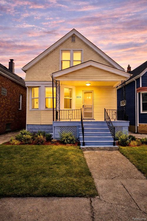 1928 Yemans St, Hamtramck, MI, 48212-3243 | Card Image