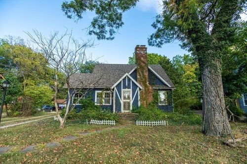 813 S Maguire St, Warrensburg, MO, 64093-2698 | Card Image