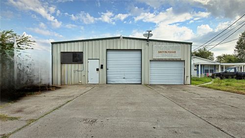 810 W Sinton St, Sinton, TX, 78387-2333 | Card Image