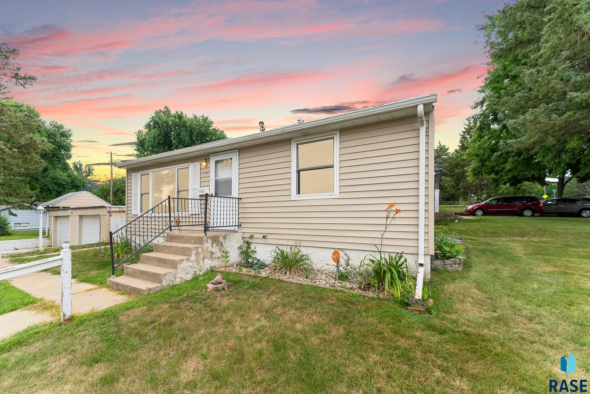 Spruce St, Sioux Falls, SD 57103