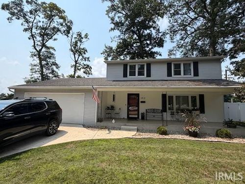 1812 Oakwood Dr, Rochester, IN, 46975-2251 | Card Image