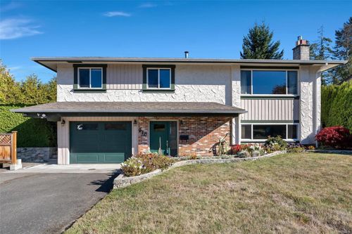 610 Vanalman Ave, Victoria, BC, V8Z6A6 | Card Image