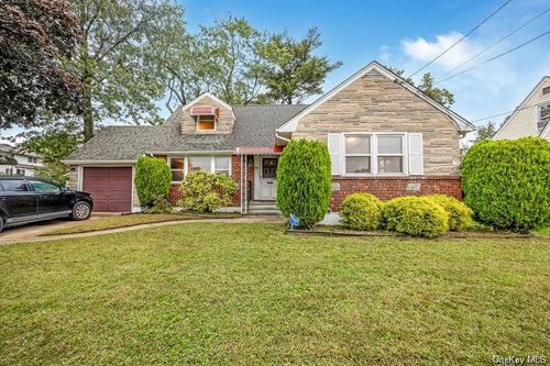 89 Catherine Ave, Franklin Square, NY, 11010-1513 | Card Image