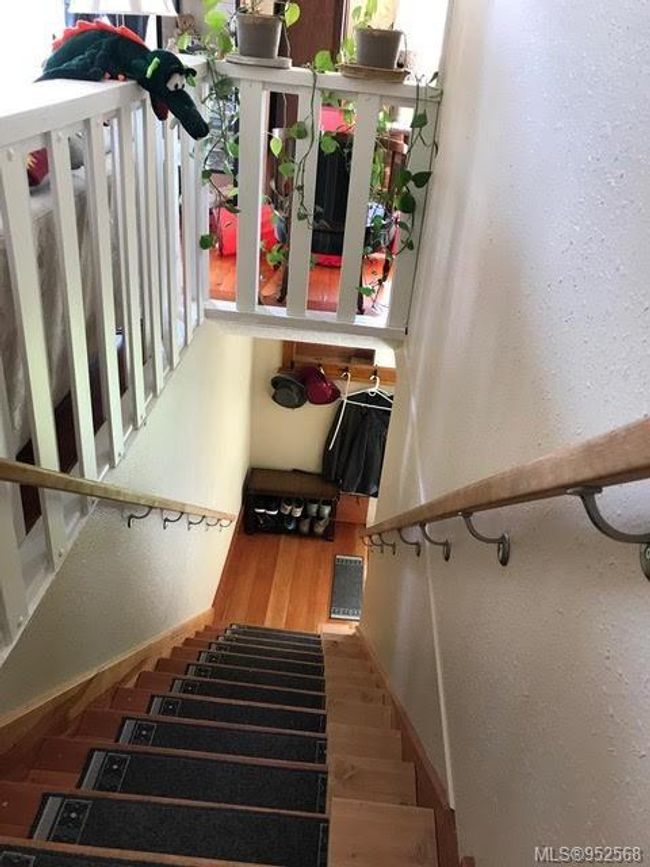 Stairwell freshly painted April 2025. Living Room and Dining room are also painted this colour | Image 22