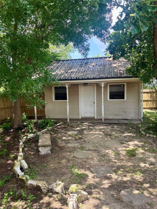 Rear view of house with a metal roof | Image 21