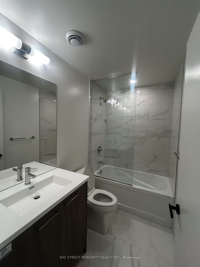 1509 - 28 Interchange Way, Condo with 2 bedrooms, 1 bathrooms and null parking in Concord ON | Image 7