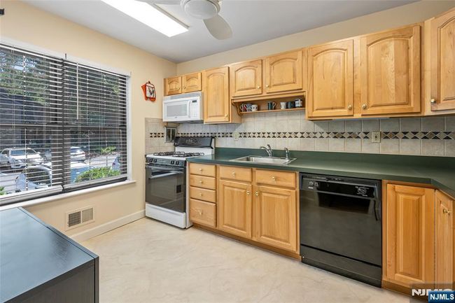 181 Long Hill Rd, House attached with 2 bedrooms, 3 bathrooms and null parking in Little Falls NJ | Image 26