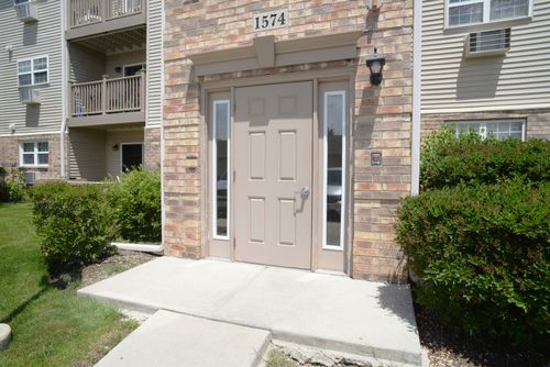 3c-1574 W Crystal Rock Ct, Round Lake Beach, IL, 60073-4641 | Card Image