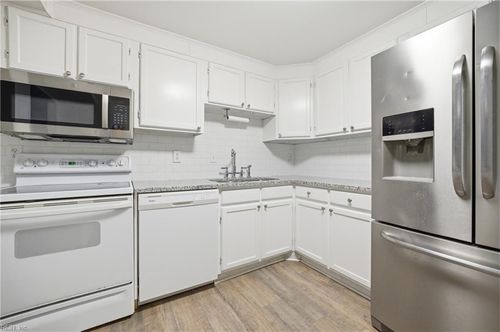 63 Charles Parish Dr, Poquoson, VA, 23662-1572 | Card Image